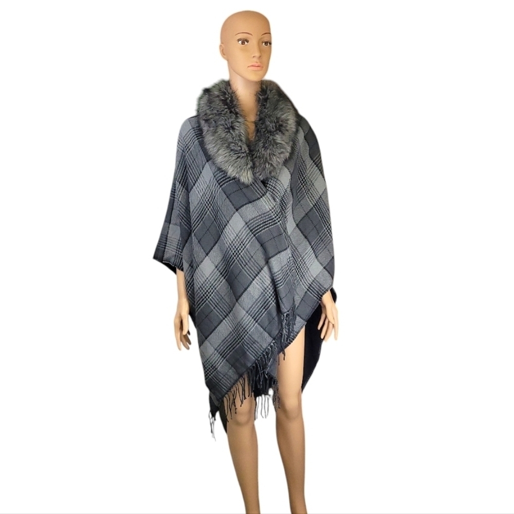 Lauren Ralph Lauren Womens Reversible Faux Fur Collar Plaid‎ Ruana One Size Fits